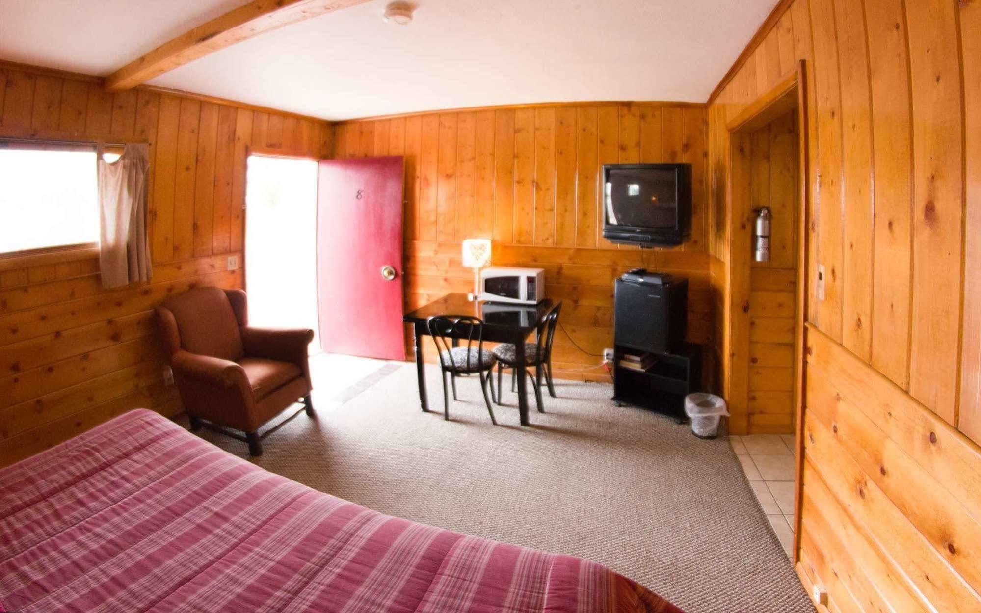 Yellowstone Holiday Motel Запад Йеллоустон Экстерьер фото