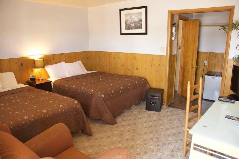 Yellowstone Holiday Motel Запад Йеллоустон Экстерьер фото