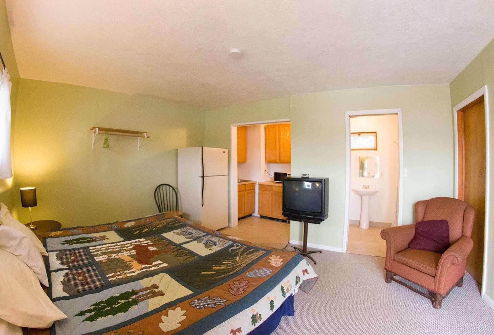 Yellowstone Holiday Motel Запад Йеллоустон Экстерьер фото