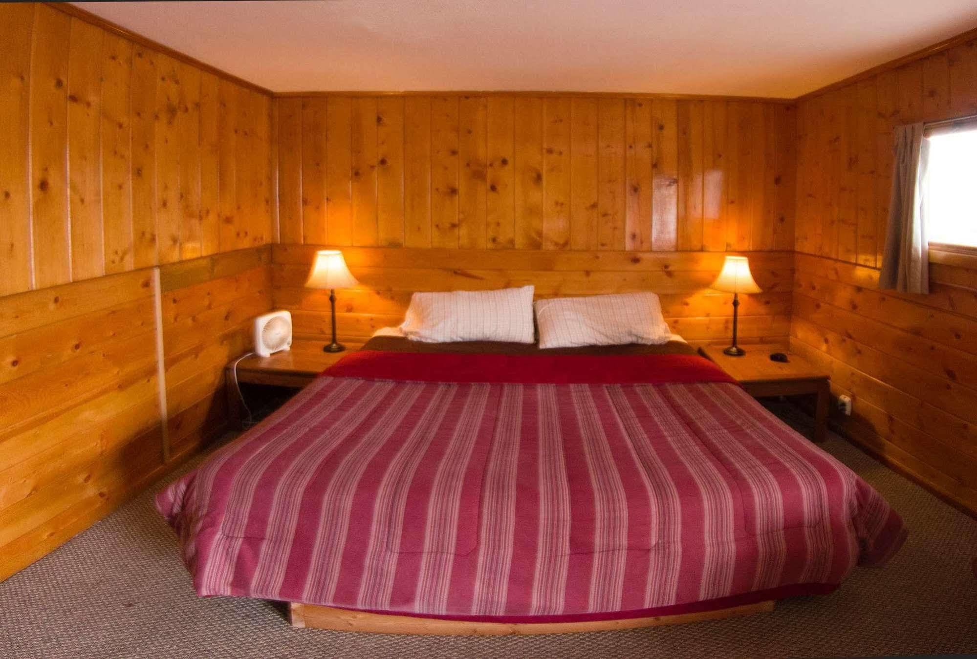 Yellowstone Holiday Motel Запад Йеллоустон Экстерьер фото