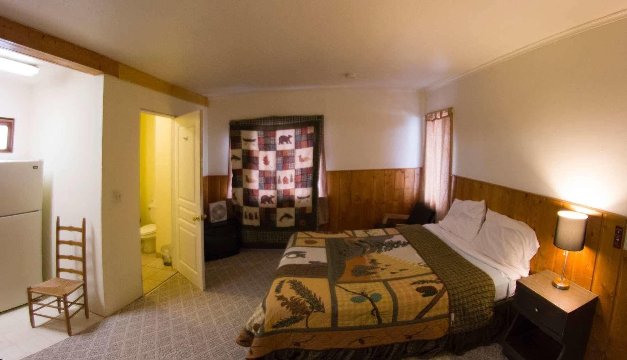 Yellowstone Holiday Motel Запад Йеллоустон Экстерьер фото